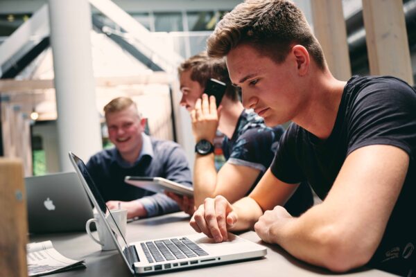 Mbo-studenten ICT achter hun laptop