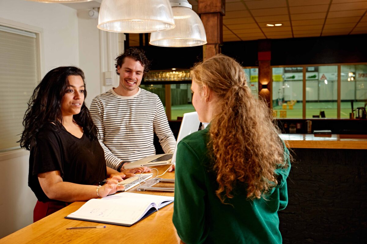Studenten in overleg rond tafel