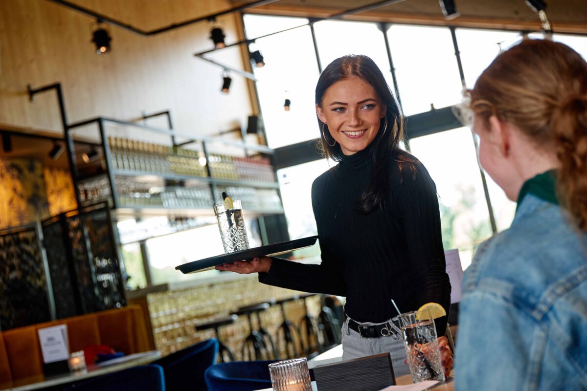 Mbo-student Horeca en Toerisme aan het werk in een praktijkleerbedrijf