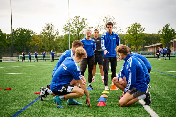Mbo-studenten Sport doen een sport-oefening buiten op het veld