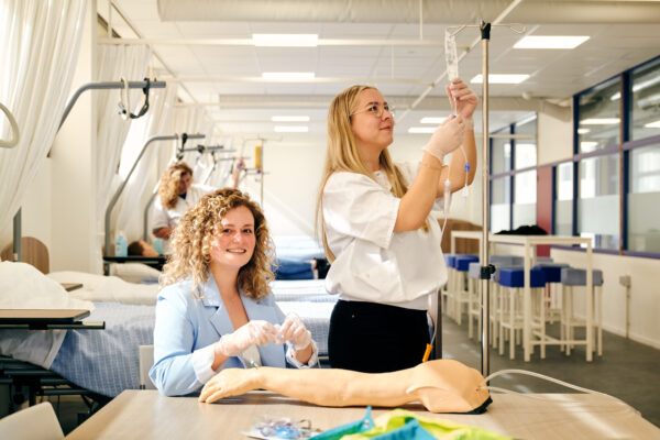 mbo-studenten zorg en welzijn in praktijklokaal