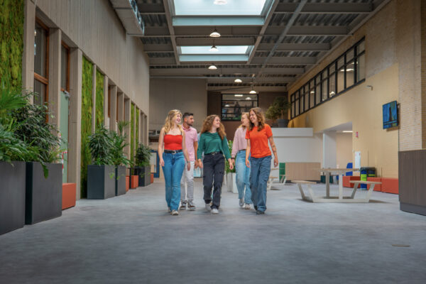 Studenten lopen door de gang