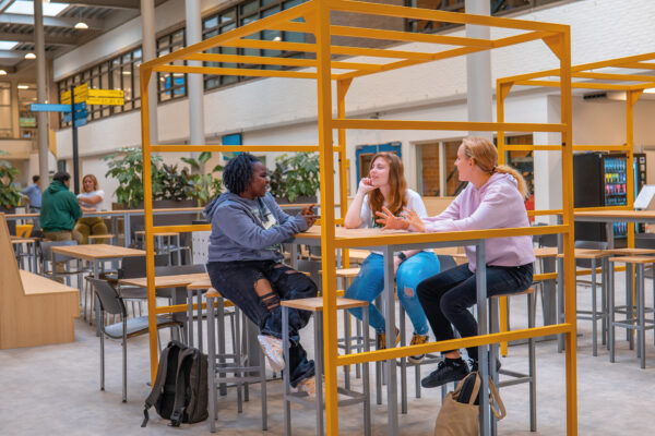 Studenten in gesprek