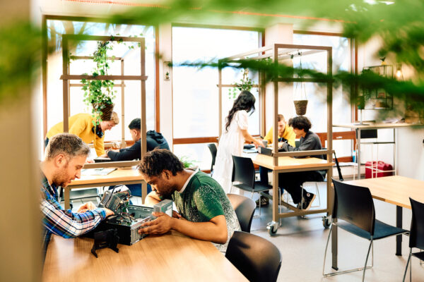 Studenten aan het werk in lokaal