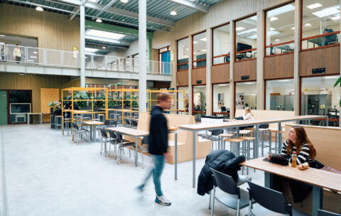 Mbo-studenten bewegen zich in de centrale kantine van de Onderwijsboulevard