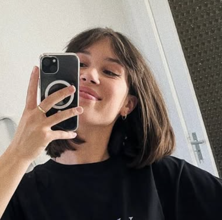 meau instagram selfie