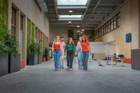 Groepje mbo-studenten lopen door de gang bij MBO Utrecht
