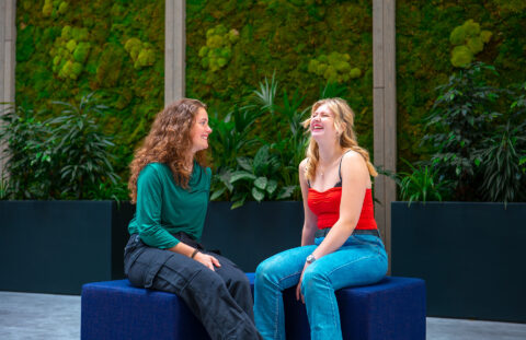 Twee mbo-studenten hebben lol in de kantine