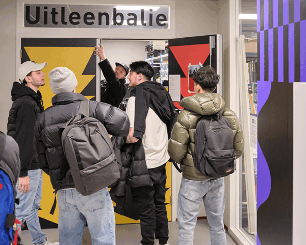 Groep HBA-studenten bij de uitleenbalie