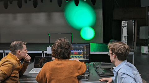 Cursisten Licht & Geluid backstage met laptops bezig met een lichtplan
