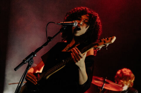Artiest met gitaar tijdens optreden