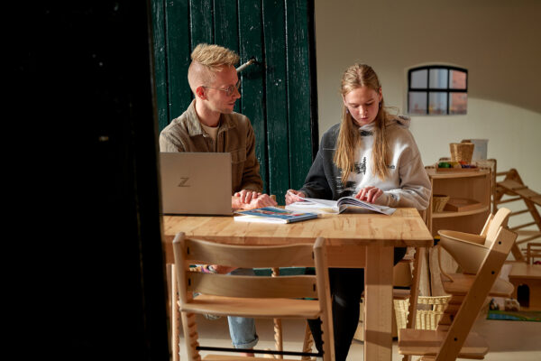 MBO-studente Pedagogisch medewerker/kinderopvang in gesprek met een docent