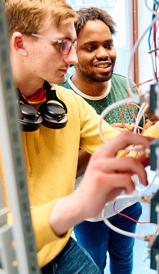ICT studenten werken aan een serverkast