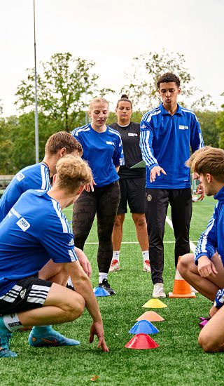 Sport studenten zijn aan het werk op het sportveld